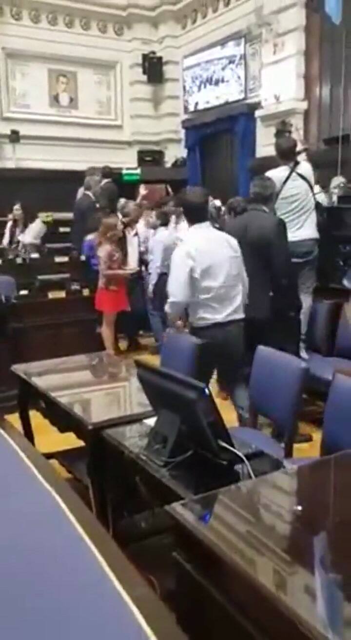 Mario Secco ingresa al recinto de la Legislatura de La Plata