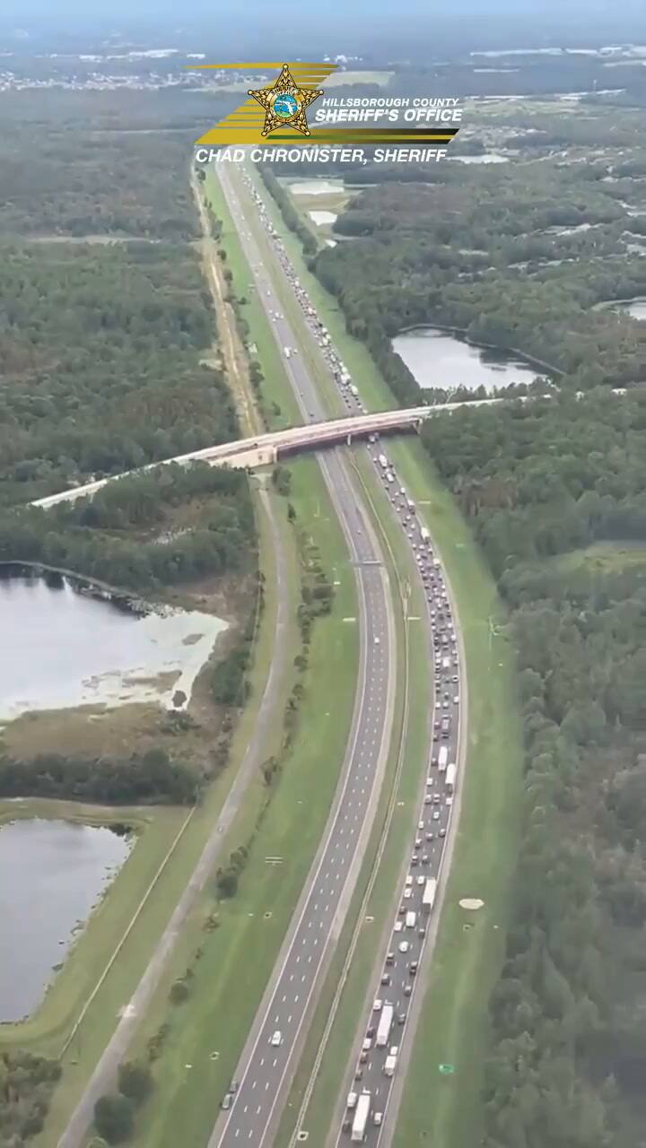 Autopistas cargadas en Tampa antes de la llegada del huracán Milton