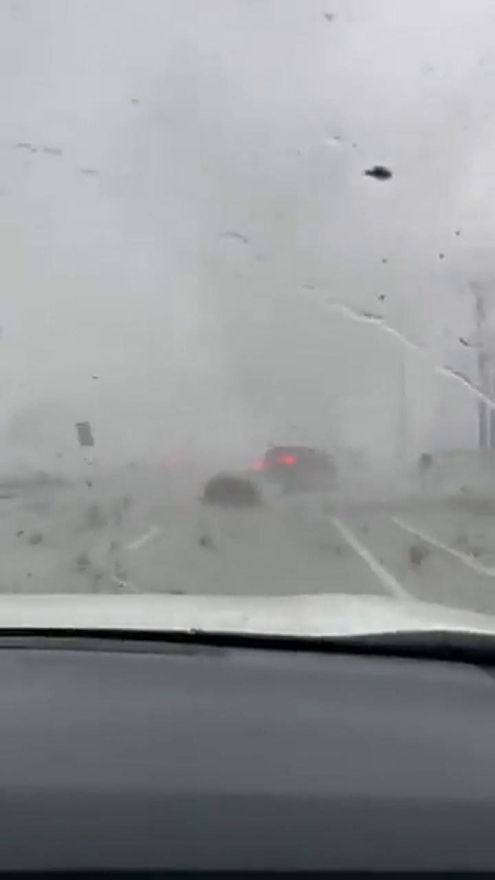El impactante momento en que un tornado revuelca un auto en Florida