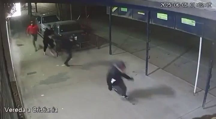 En las grabaciones se ve escapar a los delincuentes