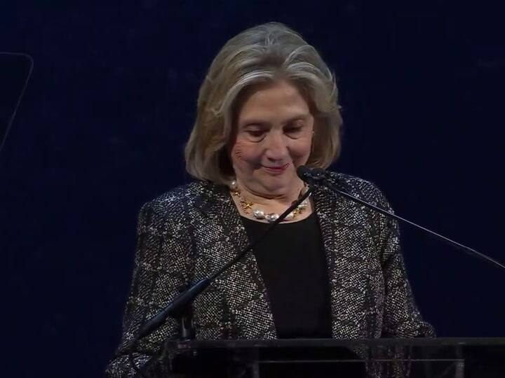 Hillary Clinton es ovacionada tras hacer una sutil referencia