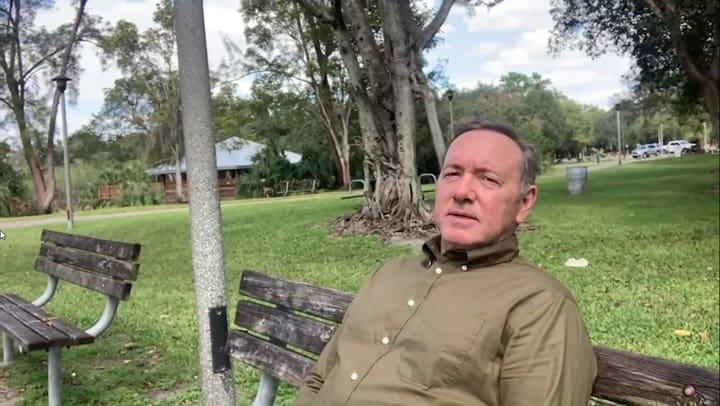 Reapareció Kevin Spacey con un extraño mensaje navideño (subtítulos autogenerados)