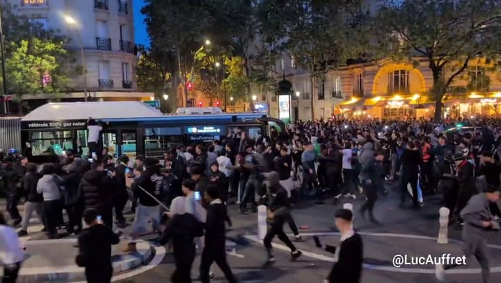 Un grupo de seguidores de PSG atacan un colectivo en París. Video: X @lucauffret