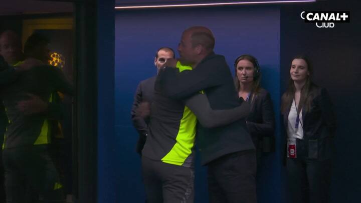 El saludo de William a los jugadores del Aston Villa, en la previa del encuentro ante el PSG