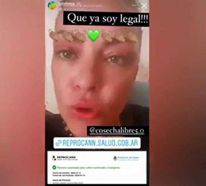 Dolores Fonzi fumando marihuana