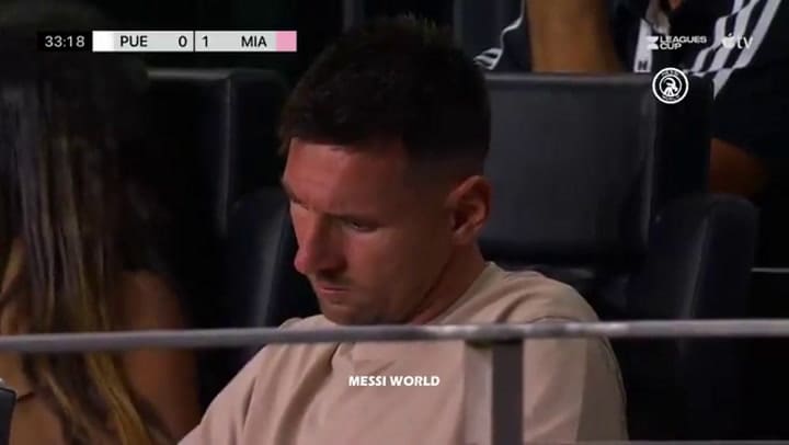 La imagen de Antonela pispeando el celular de Lionel Messi