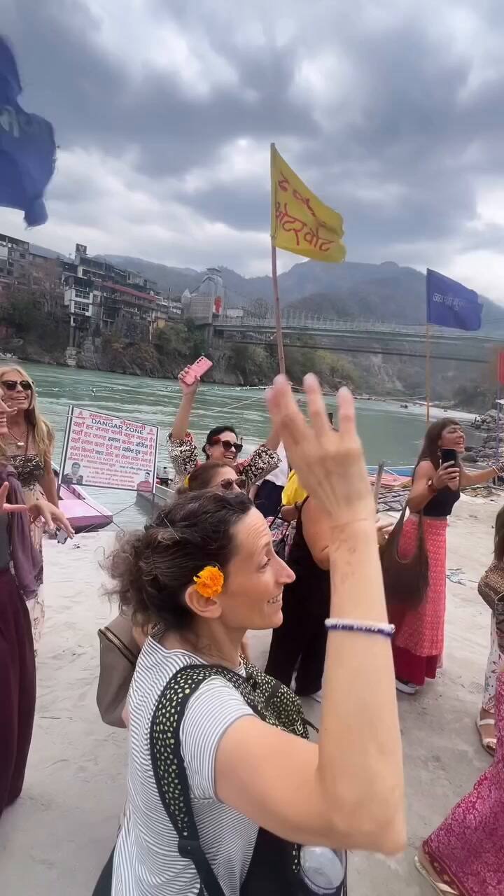 Así llegaba el contingente a un pueblo a orillas del Ganges