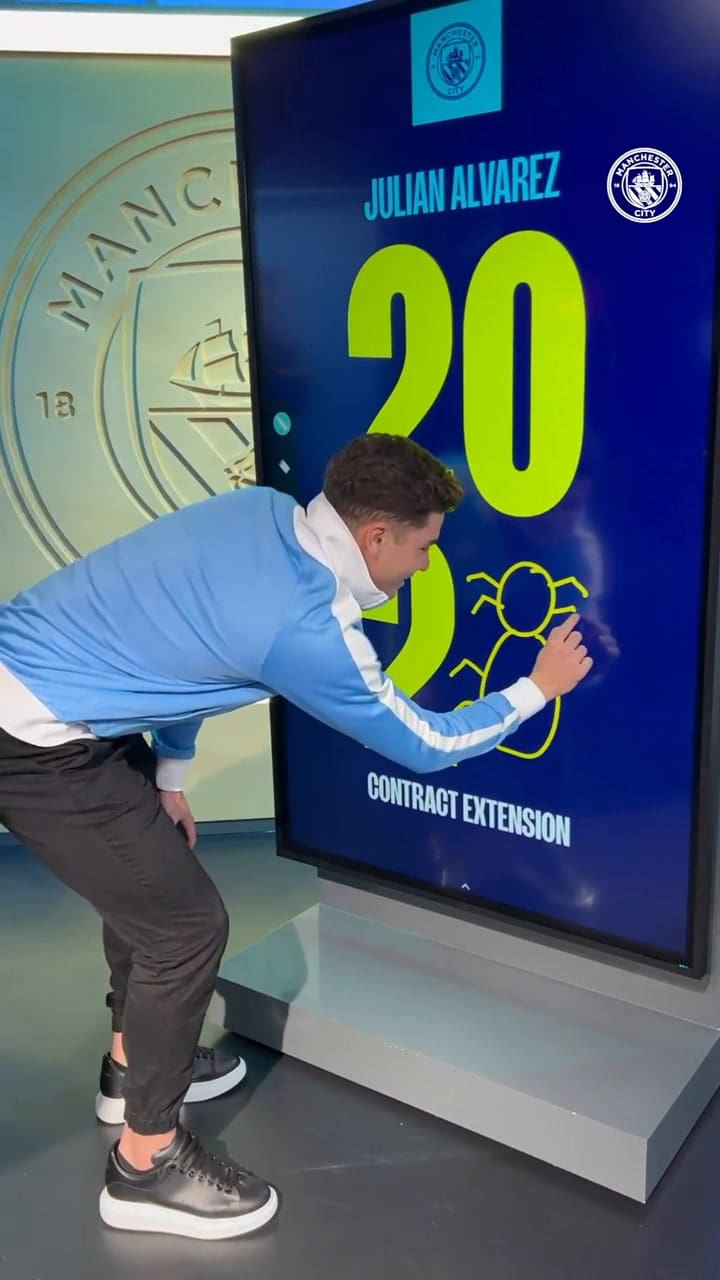 La divertida y curiosa firma de Julián Álvarez al extender su contrato con Manchester City