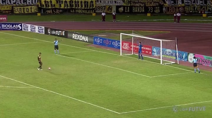 Caracas erró todos sus penales de la tanda en protesta al arbitro