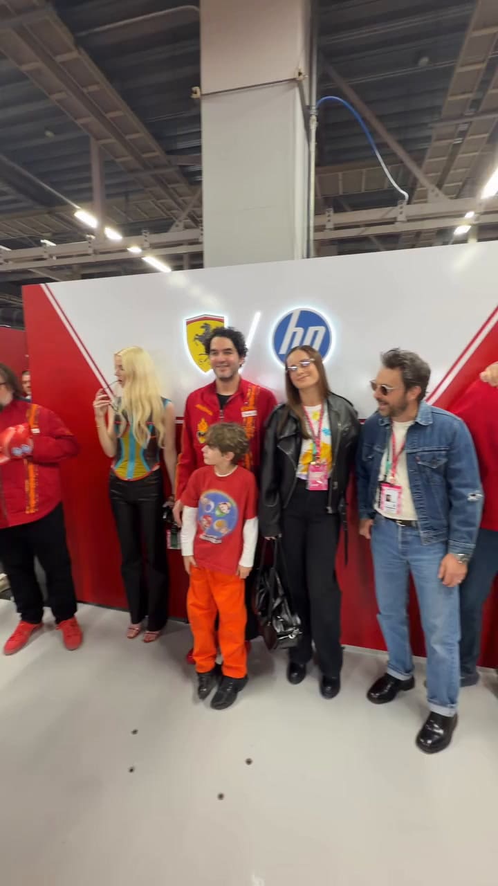 Personagens do filme Super Mario Galaxy com pilotos da equipe Ferrari