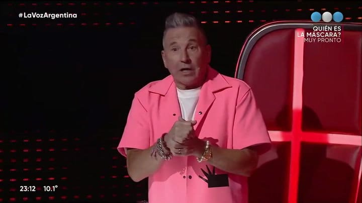 Se cayó del escenario, la vendaron y ganó por unanimidad el duelo más especial de la noche en La Voz