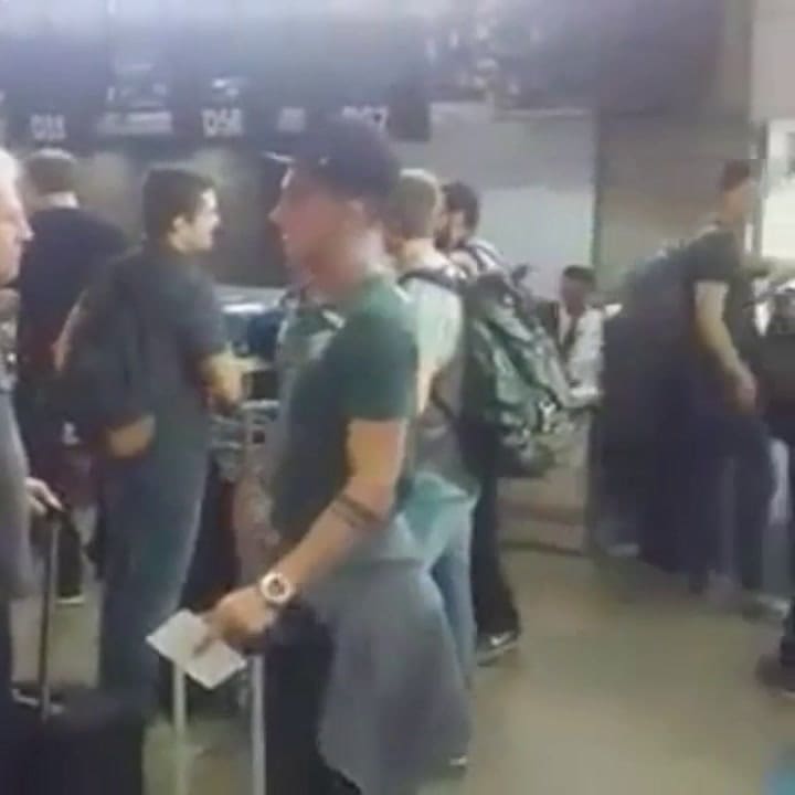 El plantel de Chapecoense al salir de Brasil.