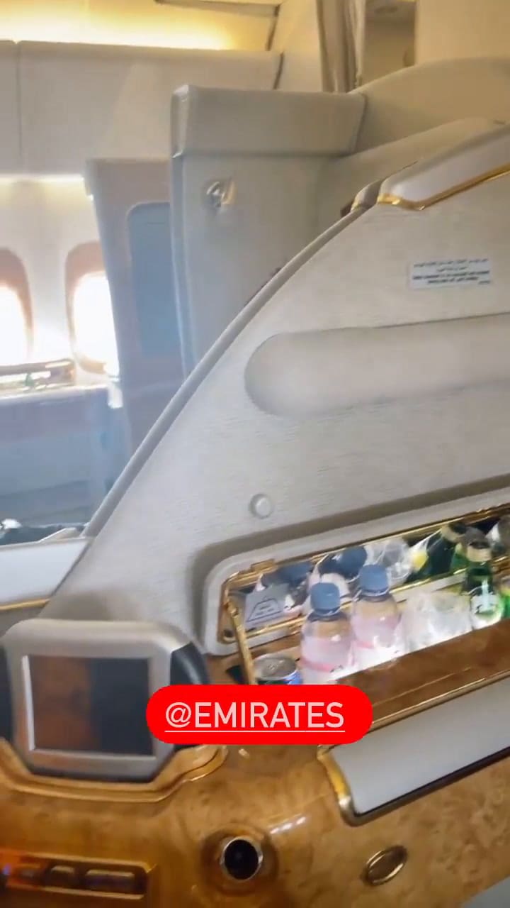 Lujos en el aire: Wanda Nara mostró todas las comodidades del avión donde viajó