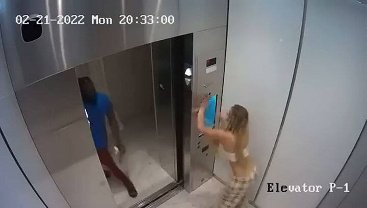 Un video muestra a la influencer Courtney Clenney golpeando a su novio en un elevador