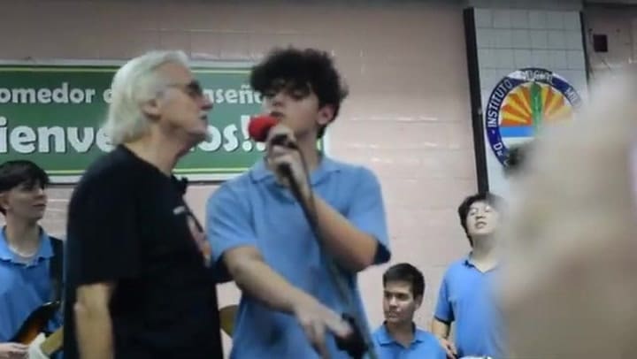 Nito Mestre canta "Rasguña las piedras" con los estudiantes del Dámaso Centeno