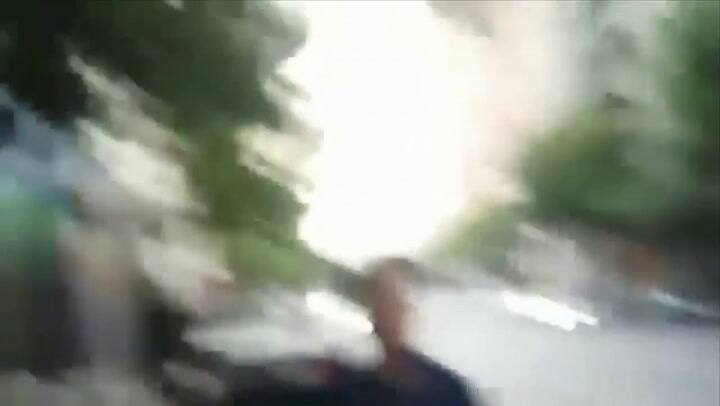 Dos jóvenes se filmaron pegándole a una travesti en la calle