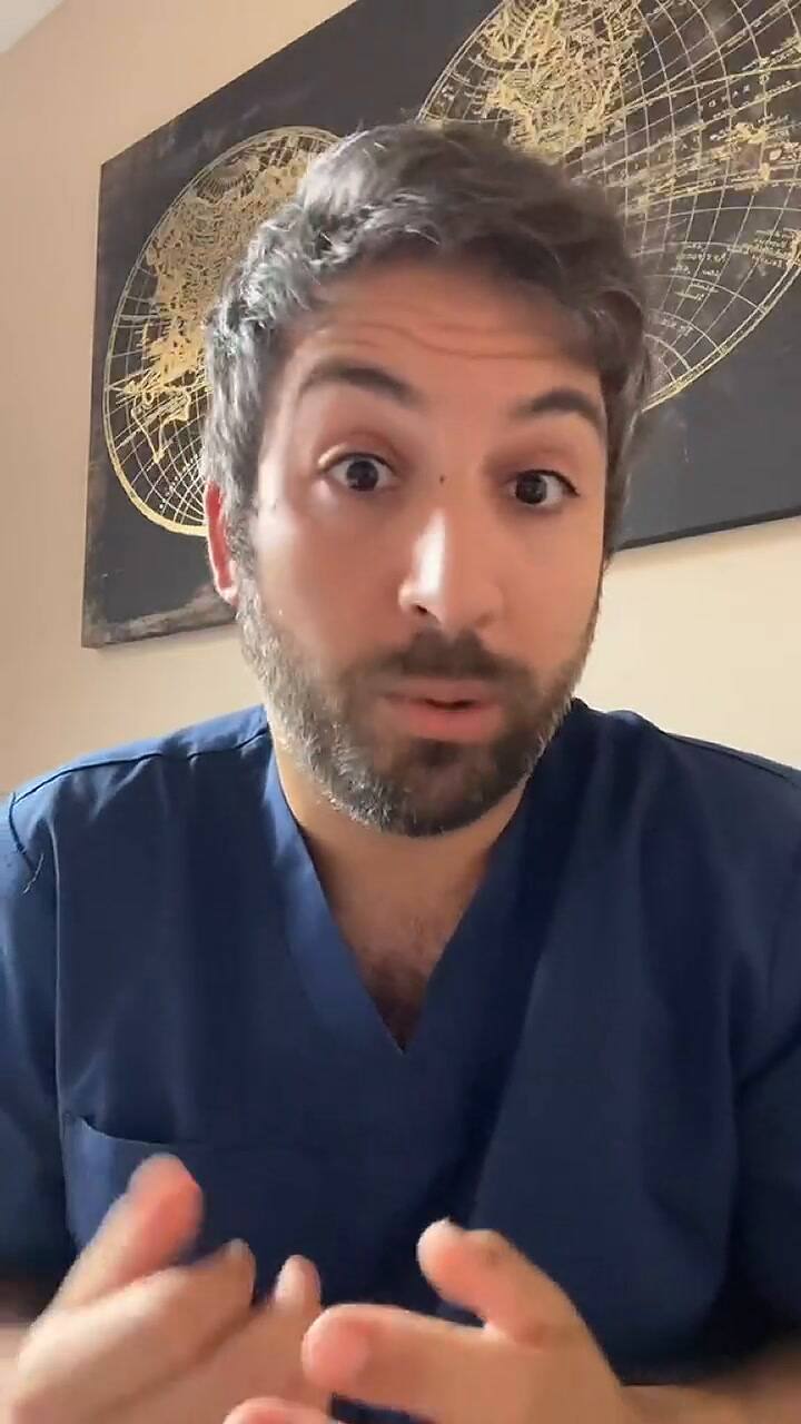 Un farmacéutico explicó en TikTok si es bueno o malo acostarse con el pelo mojado