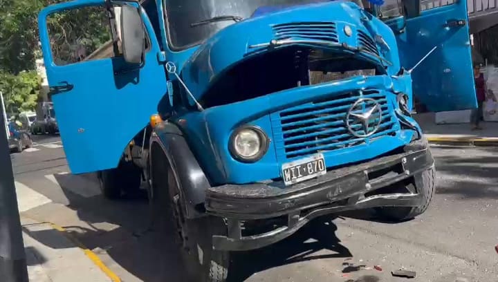 Balvanera: dos personas murieron tras el choque entre un camión y un colectivo