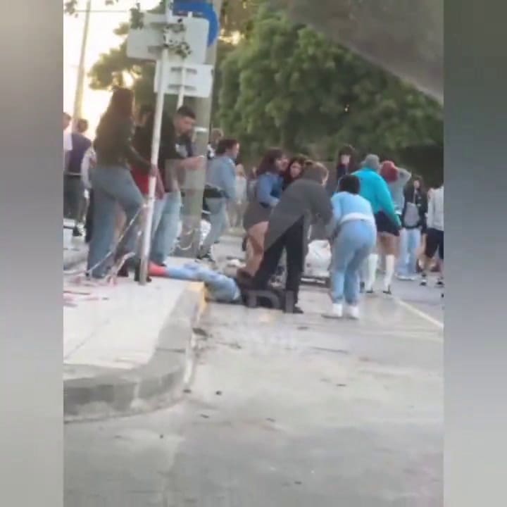 El momento en el que le pegan la patada mortal al hombre de 30 años