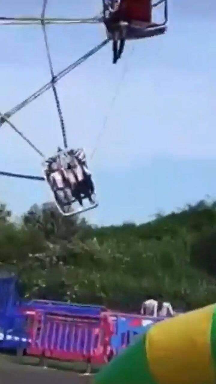 Dos adolescentes quedaron colgadas de una rueda de la fortuna