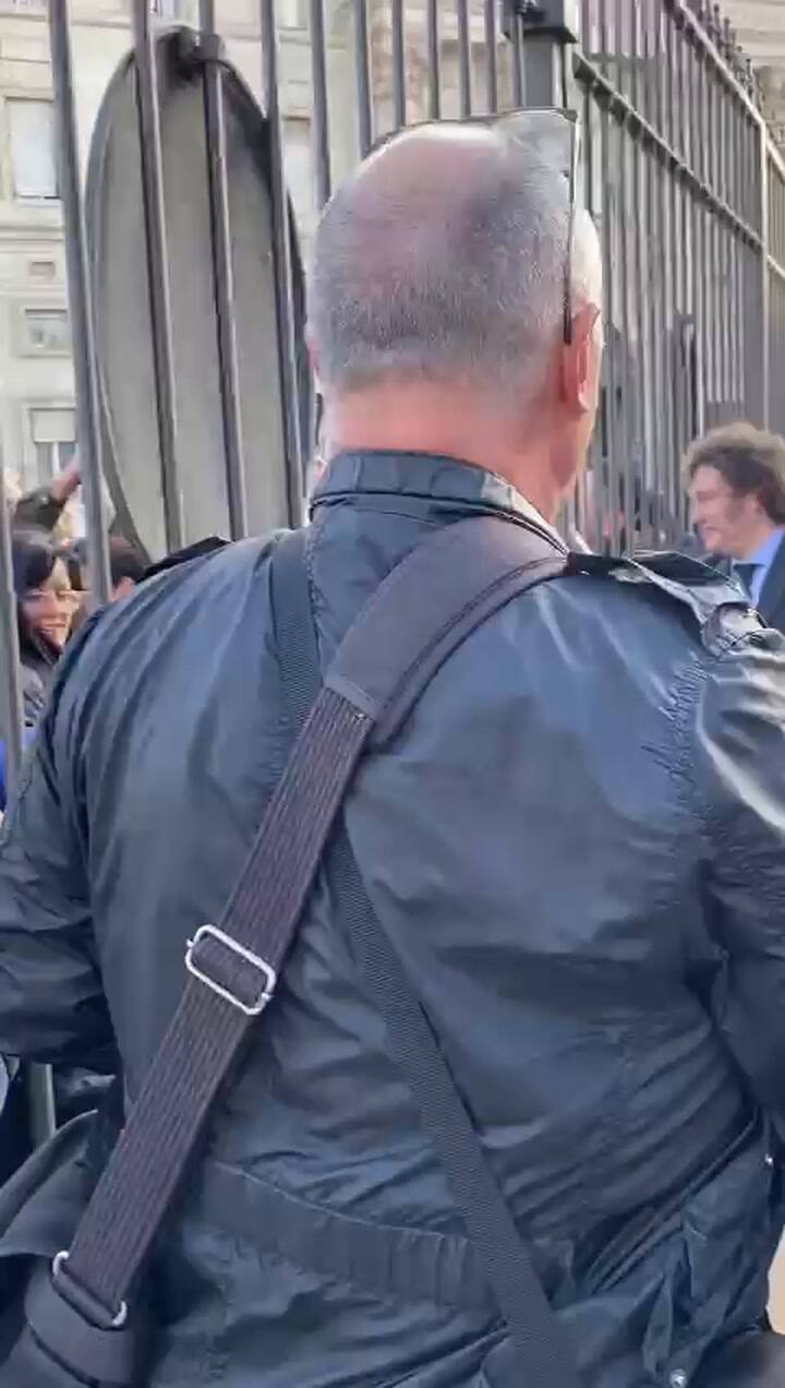 Milei saludó a chicos en la Casa Rosada