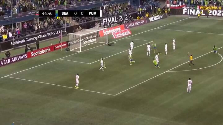 Raúl Ruidíaz abrió el marcador ante Pumas en la final de la Concachampions