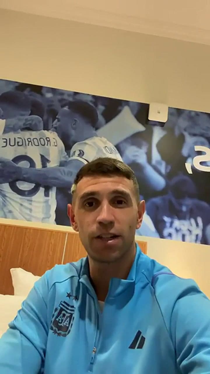 El saludo de Dibu Martínez a Brian desde Qatar