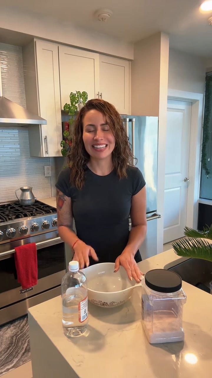 ¿Cómo aplicar la mezcla de agua, vinagre y sal de forma correcta en la puerta?