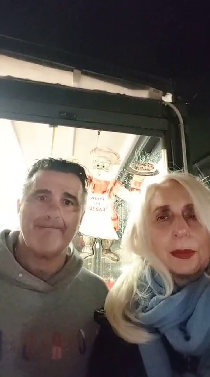 Dueño de restaurante fue criticado tras insultar a turistas por compartir cinco pizzas entre 16 personas