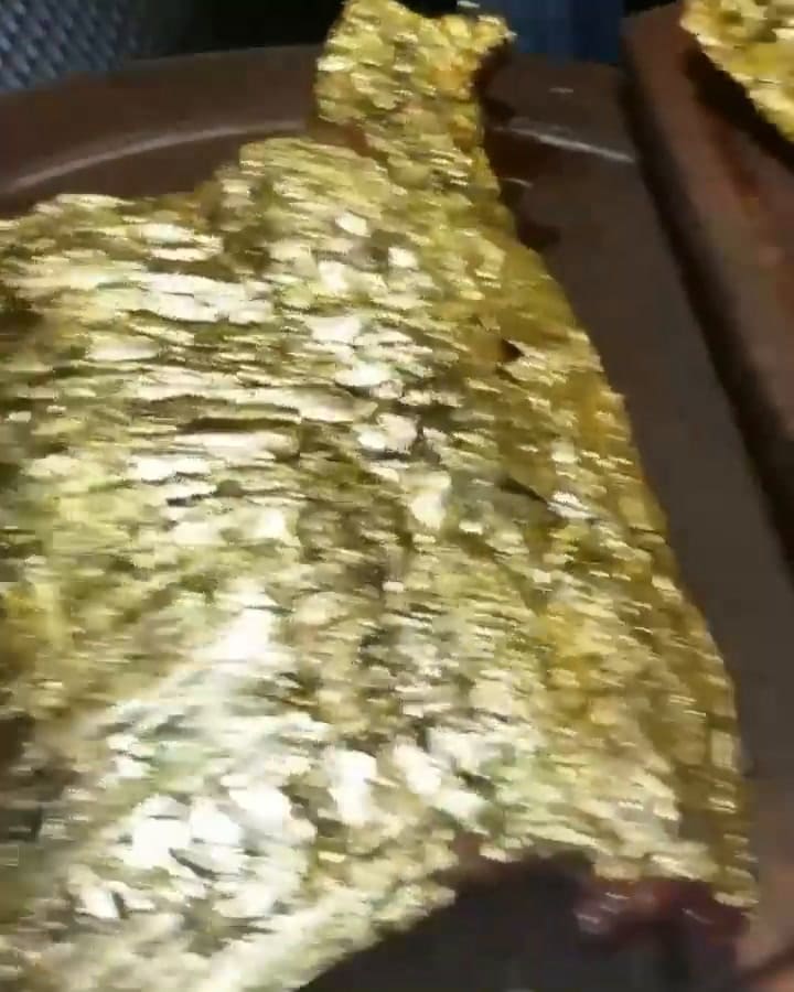 El famoso golden tomahawk cubierto en una hoja de oro del chef Salt Bae
