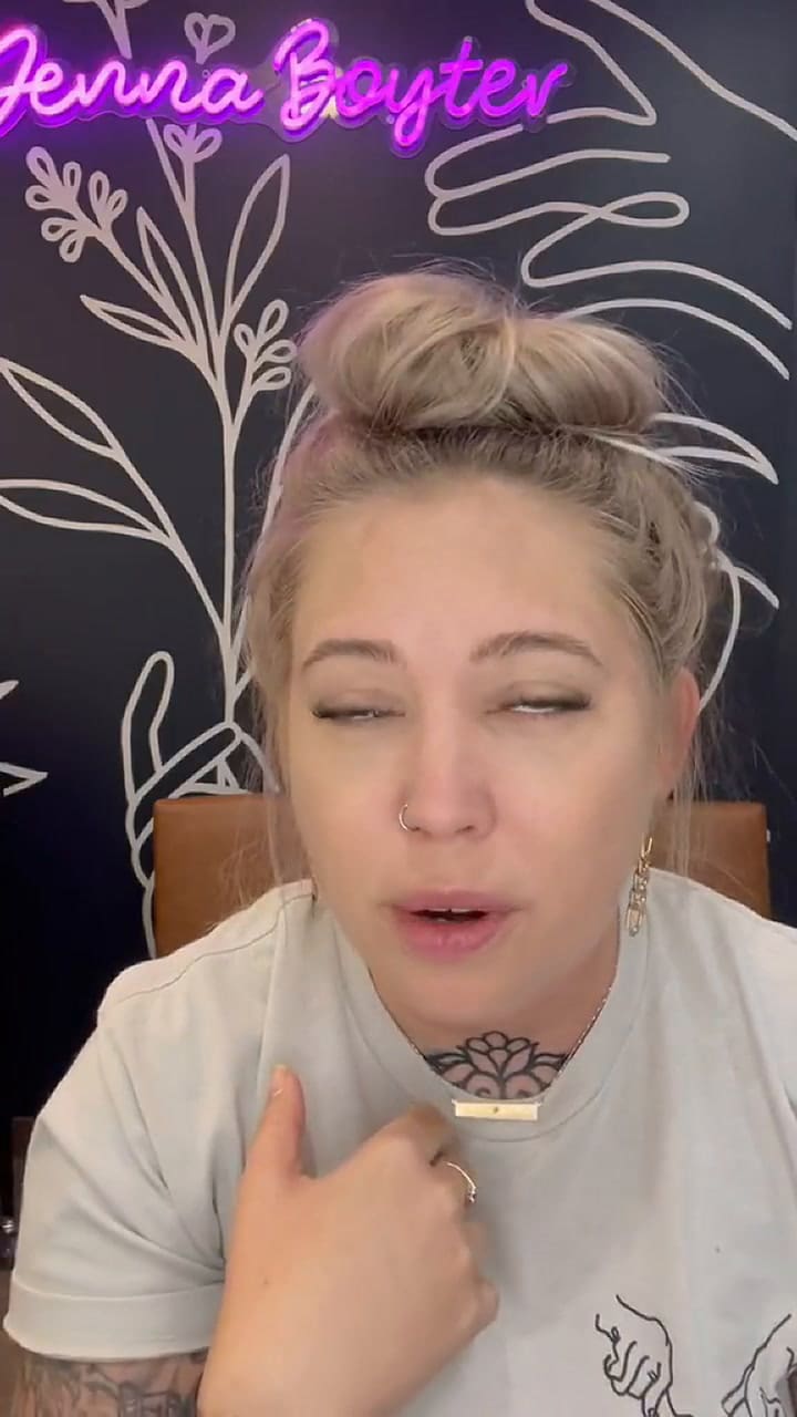 Una tatuadora contó la historia más rara que escuchó mientras le hacía un tatuaje a una pareja