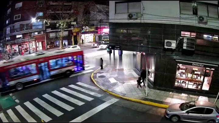 El momento en que el colectivo atropelló a una persona y chocó contra un semáforo en Recoleta