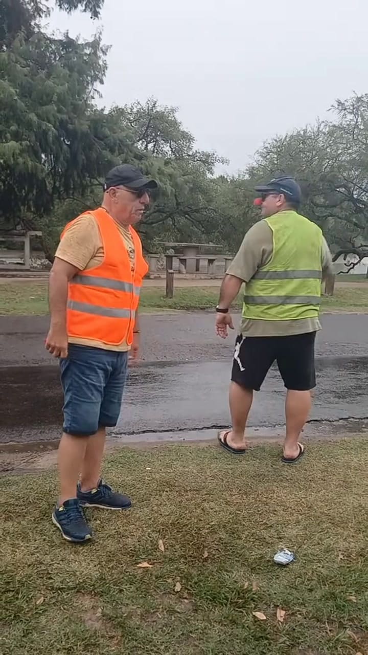 Toti Ciliberto en sus vacaciones, vestido como inspector de tránsito
