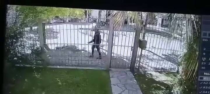 El sospechoso fue detectado por una cámara de seguridad entrando y saliendo de la casa de la víctima