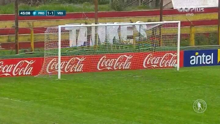 El increíble error de un árbitro en el fútbol uruguayo