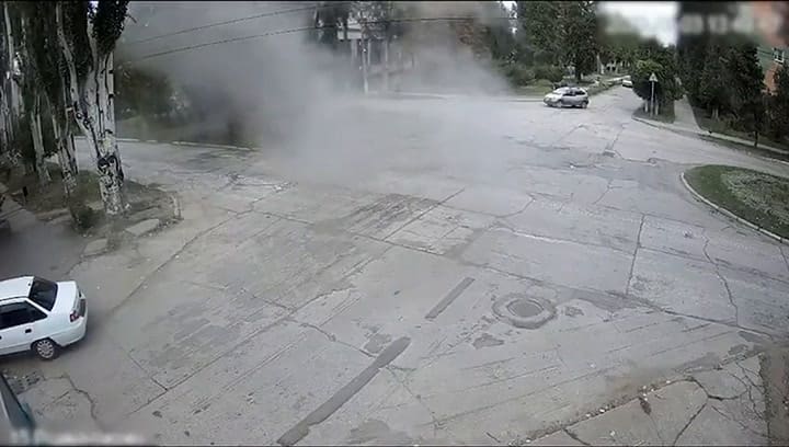 El instante en el que una familia ucraniana escapa de ser impactada por una mortal explosión