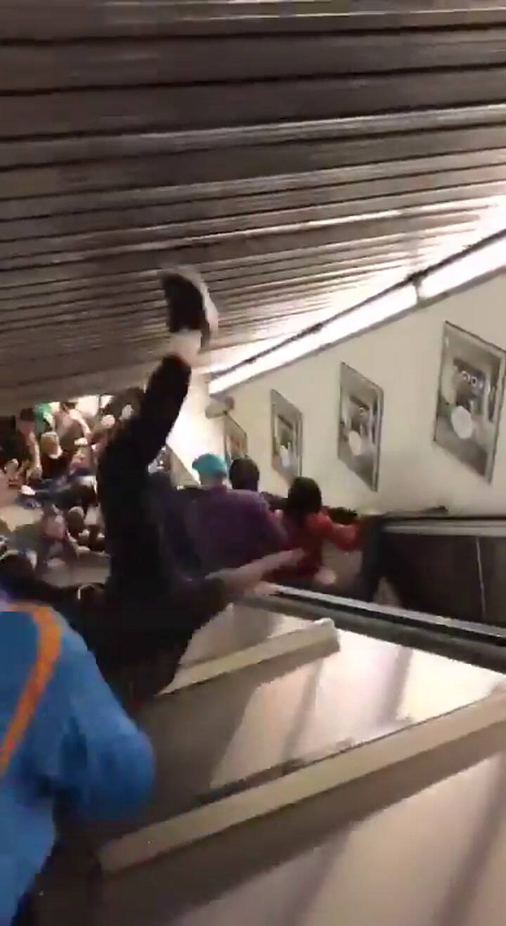 El momento del terremoto en una escalera mecánica