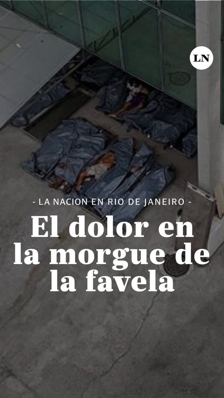 El dolor de la familia de los muertos en la Favela en la llegada a la morgue