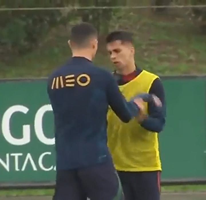 El cruce entre Cristiano Ronaldo y Joao Cancelo en el entrenamiento de Portugal