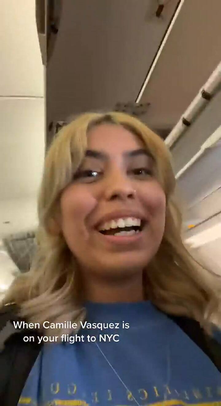 La reacción de una pasajera al encontrar a Camille Vásquez en el avión