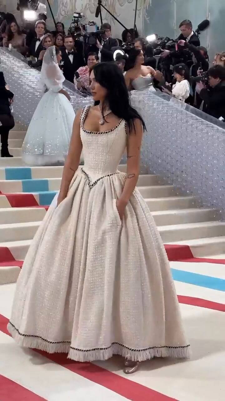 Dua Lipa llega a la MET Gala 2023