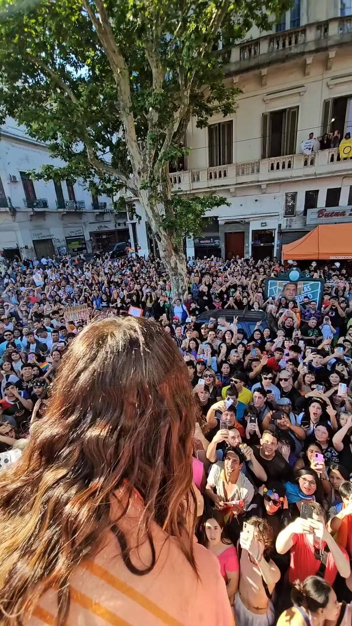 Moria Casán y su look naranja en la Marcha del Orgullo