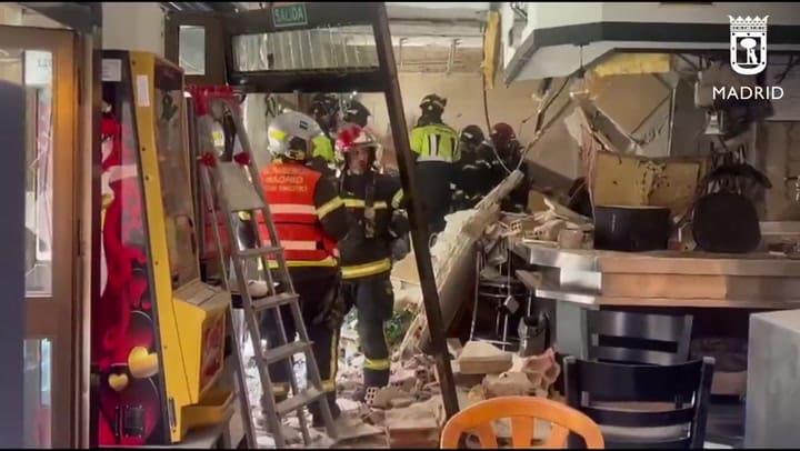 Los Bomberos trabajan en la remoción de escombros