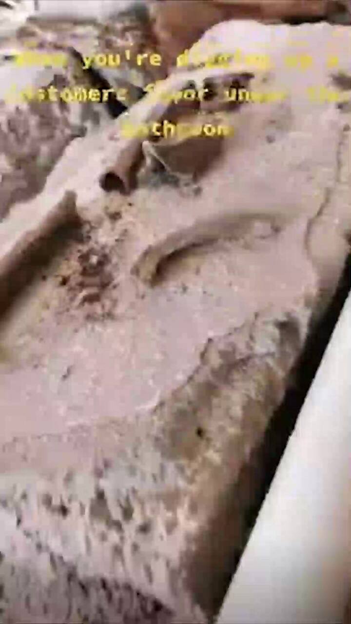 Descubrimiento de huesos debajo de una casa