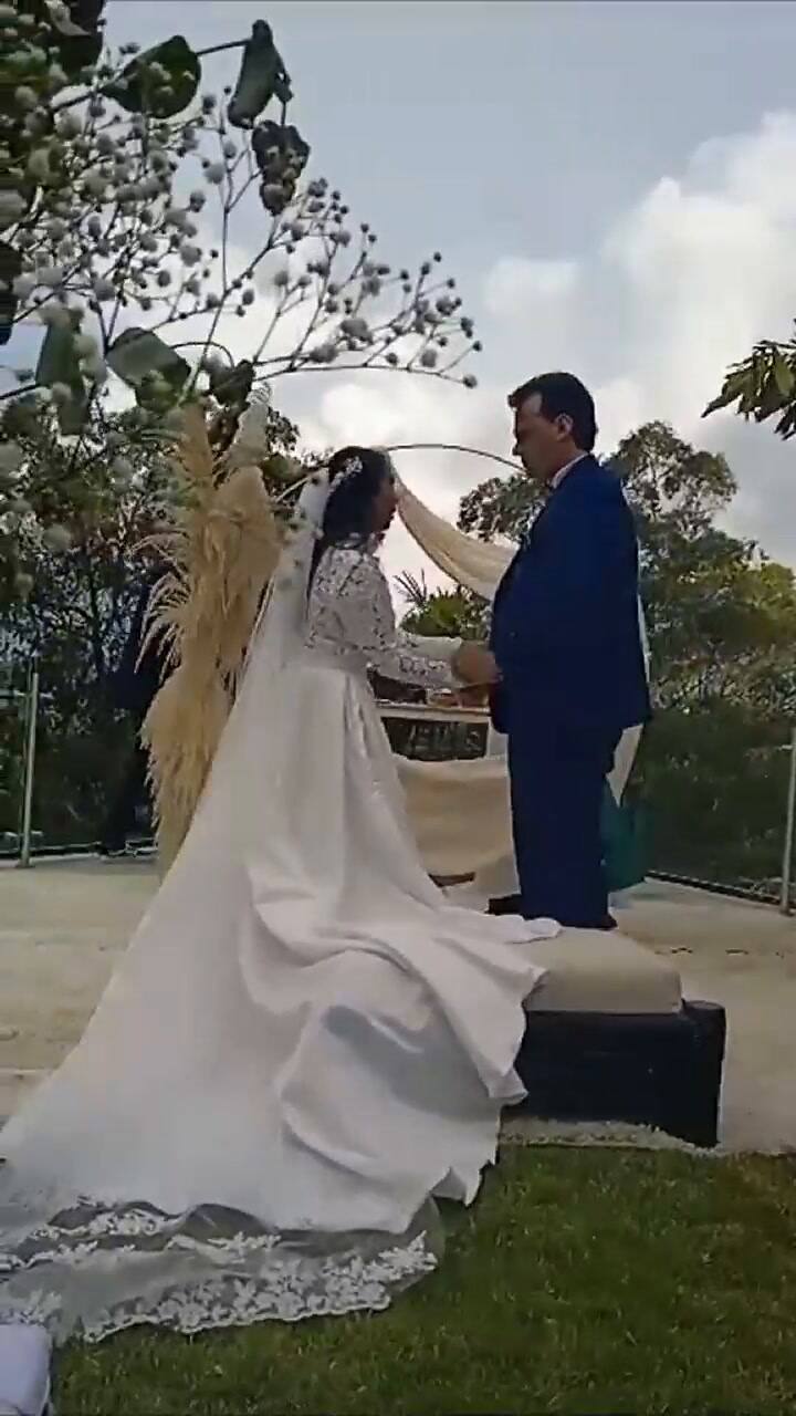 Un perrito se volvió viral por su look en la boda de sus dueños