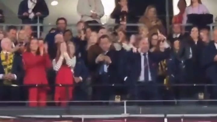 El obsceno gesto del Luis Rubiales junto a la Reina, la Infanta y el presidente de la FIFA