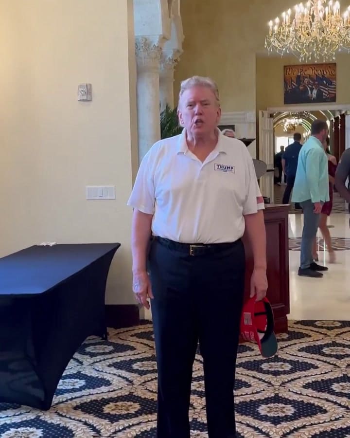 Donald Trump aparece con un nuevo peinado en Florida