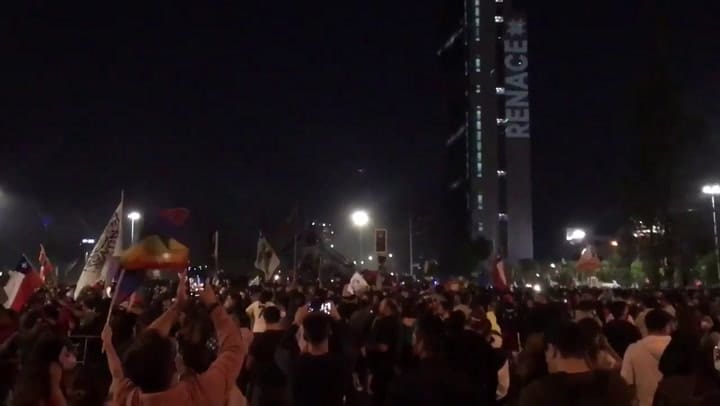 Chilenos celebran el triunfo de la aprobación de la reforma de la Constitución - Fuente: Twitter