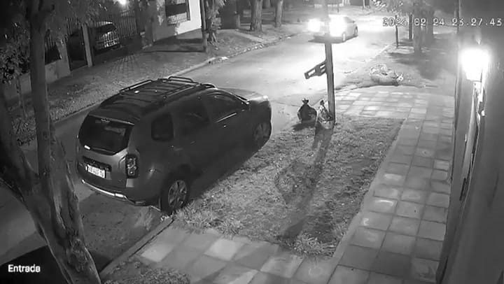 Dos delincuentes le dispararon en una pierna y la víctima huyó rengueando