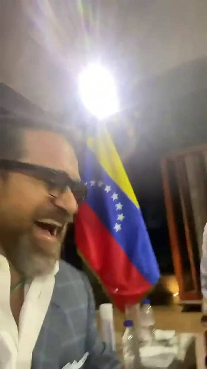 Coronavirus: sin pruebas, Nicolás Maduro mostró una molécula que 'elimina por completo el Covid-19'